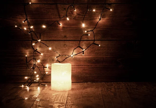 Рождественские украшения и огни на деревянном фоне — стоковое фото