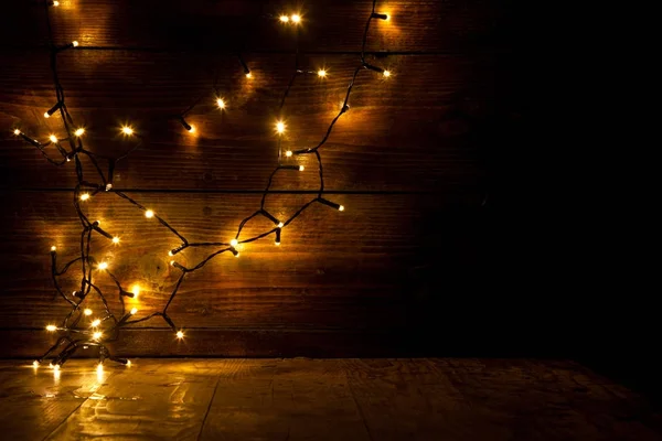 Weihnachtsdekoration und Lichter auf Holzgrund — Stockfoto