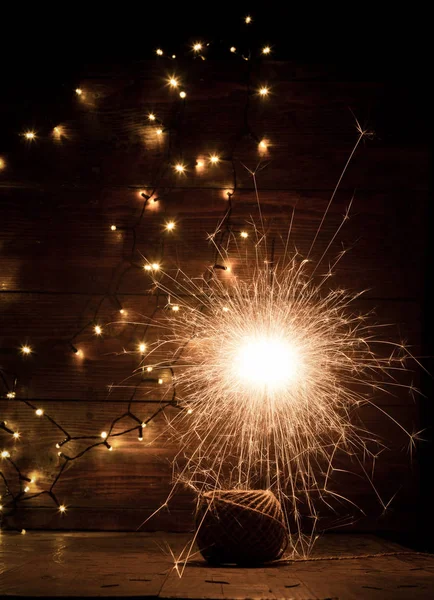 Csillagszóró és a karácsonyi fények égő fa háttér — Stock Fotó