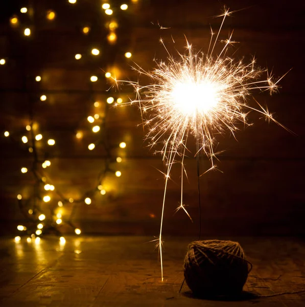 Luces de bengala y navidad ardientes sobre fondo de madera —  Fotos de Stock