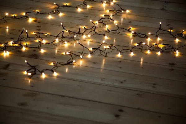 Weihnachtsbeleuchtung auf Holzgrund — Stockfoto