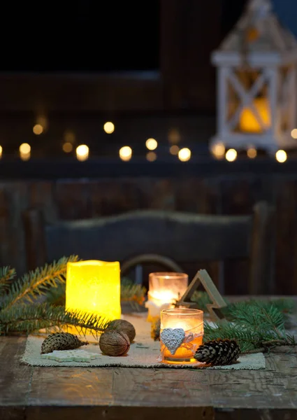 Decorações de Natal e luzes sobre fundo de madeira — Fotografia de Stock