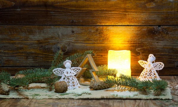 Weihnachtsdekoration und Lichter auf Holzgrund — Stockfoto