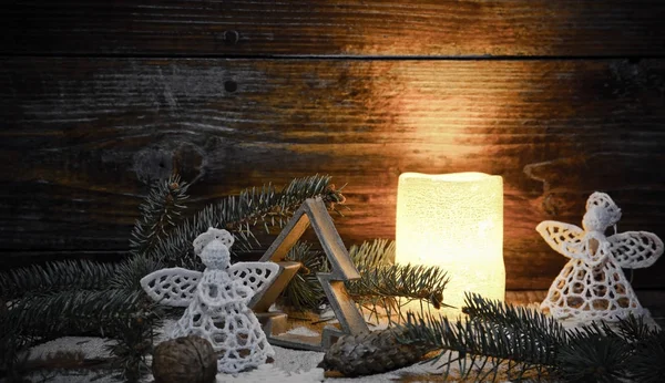 Ozdoby świąteczne i światła na podłoże drewniane — Zdjęcie stockowe