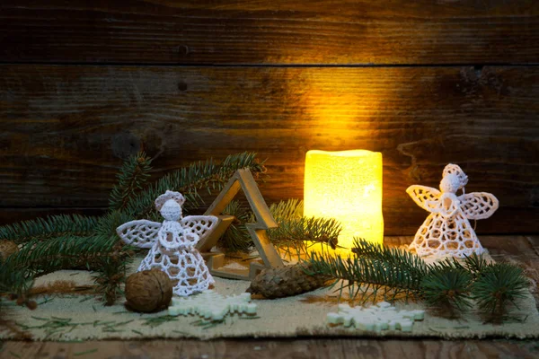 Ozdoby świąteczne i światła na podłoże drewniane — Zdjęcie stockowe