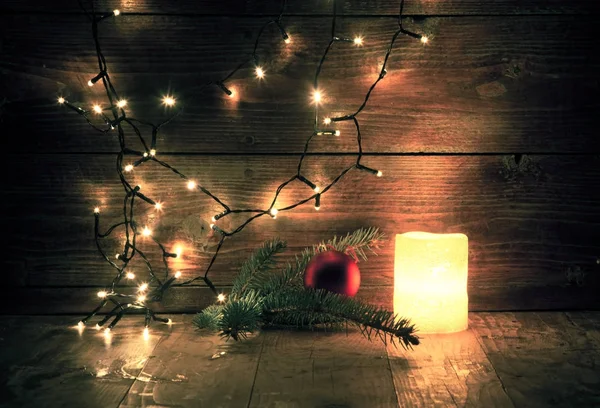 Decorações de Natal e luzes sobre fundo de madeira — Fotografia de Stock