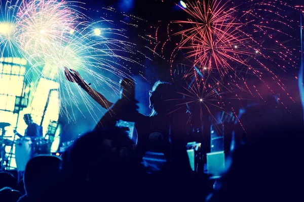 Concepto de Año Nuevo - aplaudir a la multitud y los fuegos artificiales — Foto de Stock