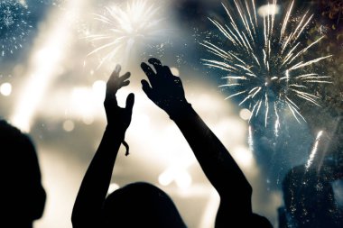 kalabalık havai fişek - yeni yıl kavramı izlerken kaldırdı elleriyle