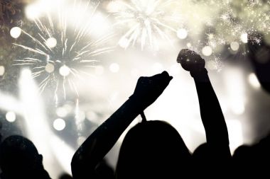 kalabalık havai fişek - yeni yıl kavramı izlerken kaldırdı elleriyle