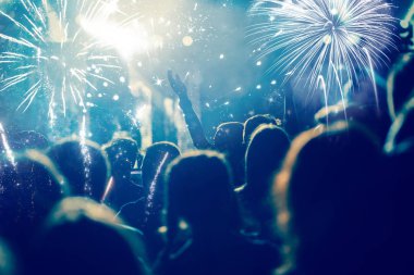 kalabalık havai fişek - yeni yıl kavramı izlerken kaldırdı elleriyle