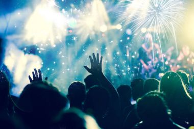 kalabalık havai fişek - yeni yıl kavramı izlerken kaldırdı elleriyle