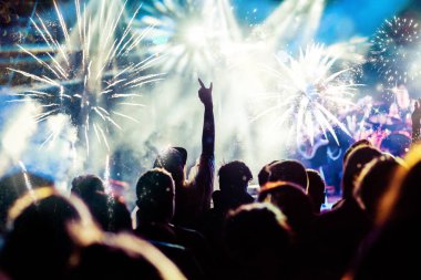 kalabalık havai fişek - yeni yıl kavramı izlerken kaldırdı elleriyle