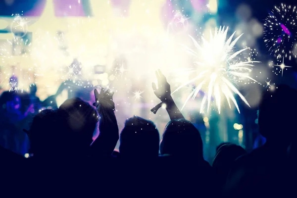 새해 개념 - 환호하는 군중 과 불꽃놀이 — 스톡 사진