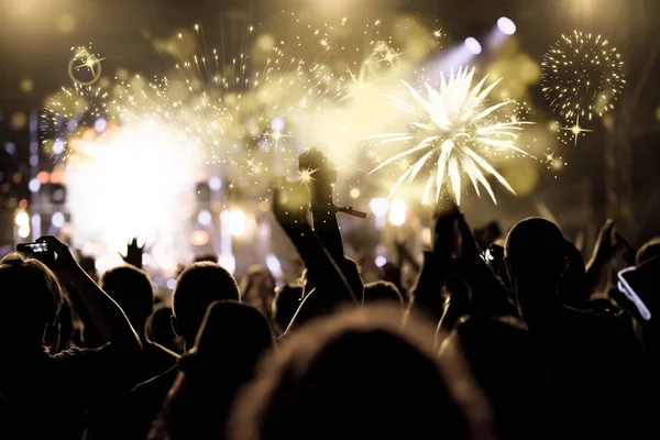 Concept Nouvel An - acclamer la foule et les feux d'artifice — Photo