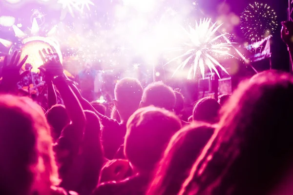 Concepto de Año Nuevo - aplaudir a la multitud y los fuegos artificiales —  Fotos de Stock