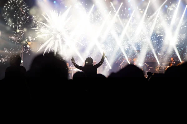 Concepto de Año Nuevo - aplaudir a la multitud y los fuegos artificiales — Foto de Stock