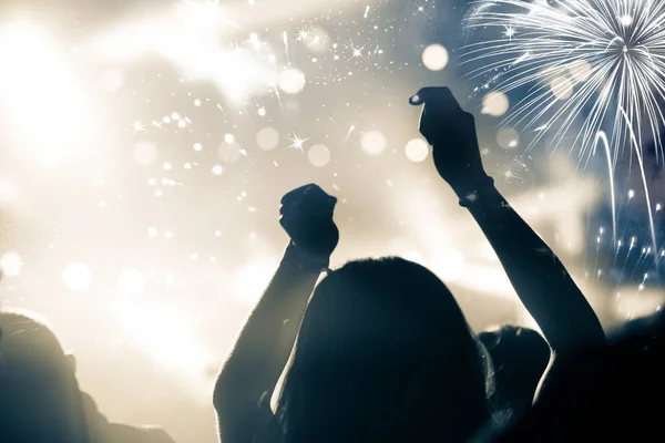 Натовп з підняті руки дивитися феєрверк - новий рік концепції — стокове фото