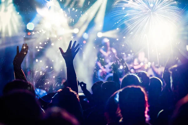 Tömeg emelt kézzel tűzijátékot - új év koncepció — Stock Fotó