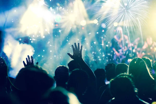 Multitud con las manos levantadas viendo fuegos artificiales - Concepto de Año Nuevo — Foto de Stock