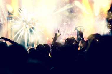 kalabalık havai fişek - yeni yıl kavramı izlerken kaldırdı elleriyle