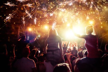 kalabalık havai fişek - yeni yıl kavramı izlerken kaldırdı elleriyle