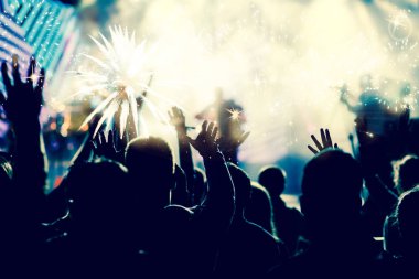 kalabalık havai fişek - yeni yıl kavramı izlerken kaldırdı elleriyle