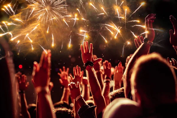 Foule avec les mains levées regarder des feux d'artifice - concept du Nouvel An — Photo