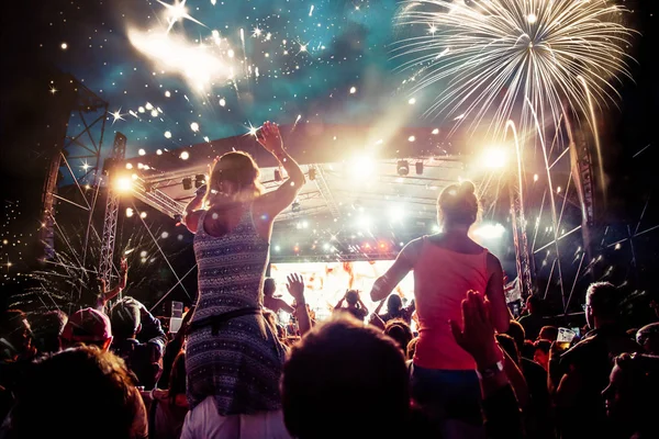 Multitud con las manos levantadas viendo fuegos artificiales - Concepto de Año Nuevo —  Fotos de Stock