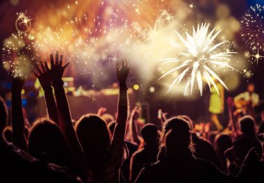 Kalabalığı eğlendirmekten havai fişek - yeni yıl kavramı izlerken