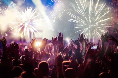 Kalabalığı eğlendirmekten havai fişek - yeni yıl kavramı izlerken