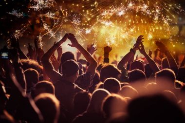 Kalabalığı eğlendirmekten havai fişek - yeni yıl kavramı izlerken
