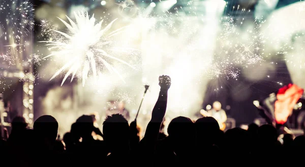 Torcendo multidão assistindo fogos de artifício - conceito de ano novo — Fotografia de Stock