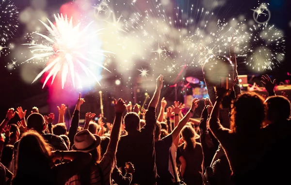 Animando a la multitud viendo fuegos artificiales - concepto de año nuevo — Foto de Stock