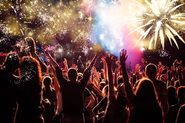 Torcendo multidão assistindo fogos de artifício - conceito de ano novo — Fotografia de Stock