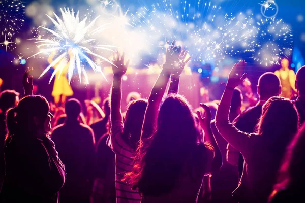 Juichende menigte kijken vuurwerk - Nieuwjaar concept — Stockfoto