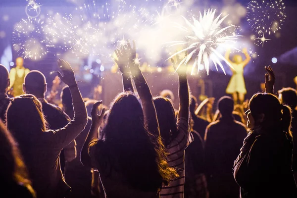 Веселий натовп дивиться феєрверки - концепція нового року — стокове фото