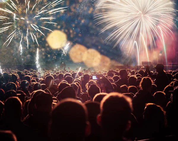 Torcendo multidão assistindo fogos de artifício - conceito de ano novo — Fotografia de Stock