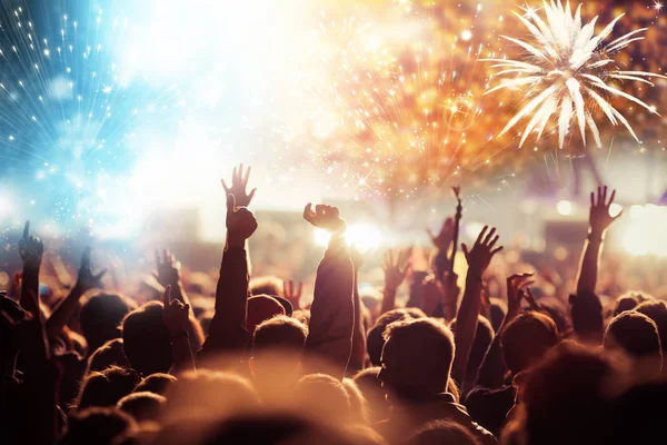 Torcendo multidão assistindo fogos de artifício - conceito de ano novo — Fotografia de Stock