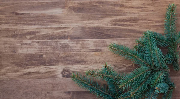 Christmas trä bakgrund med fir grenar och bollar — Stockfoto