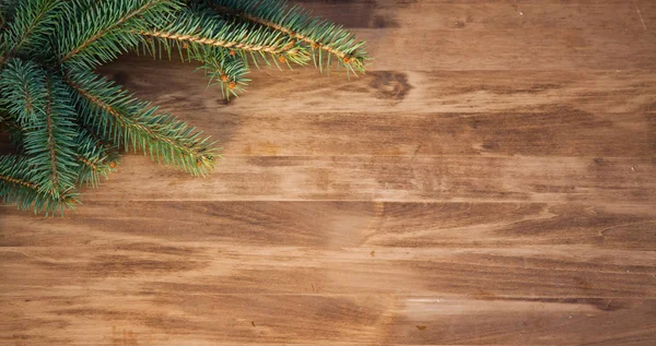 Weihnachten Holz Hintergrund mit Tannenzweigen und Kugeln — Stockfoto