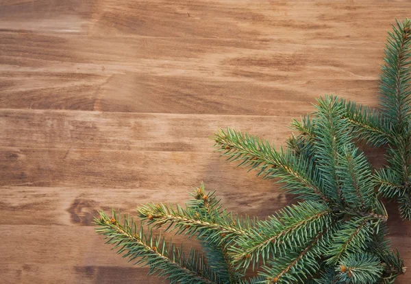 Vánoční dřevěné pozadí s větvemi jedlí a koule — Stock fotografie