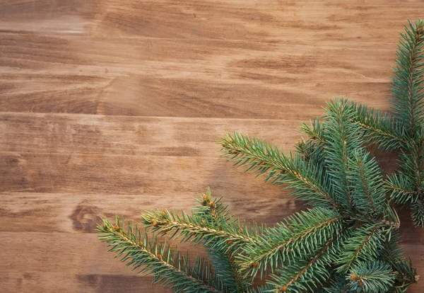 Sfondo di legno di Natale con rami di abete e palle — Foto Stock