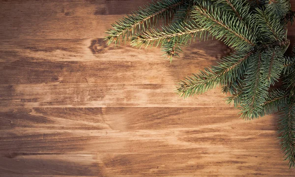 クリスマスのモミの枝とボールの木製の背景 — ストック写真