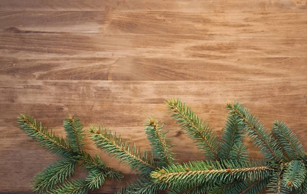 クリスマスのモミの枝とボールの木製の背景 — ストック写真