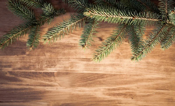 Christmas trä bakgrund med fir grenar och bollar — Stockfoto