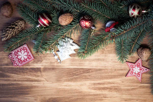 Boże Narodzenie drewniane tła z gałęzi jodły i kulki — Zdjęcie stockowe