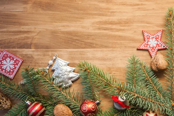 Boże Narodzenie drewniane tła z gałęzi jodły i kulki — Zdjęcie stockowe