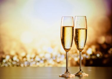 İki şampanya kadehi yeni yıla hazır.