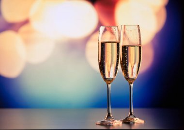 İki şampanya kadehi yeni yıla hazır.