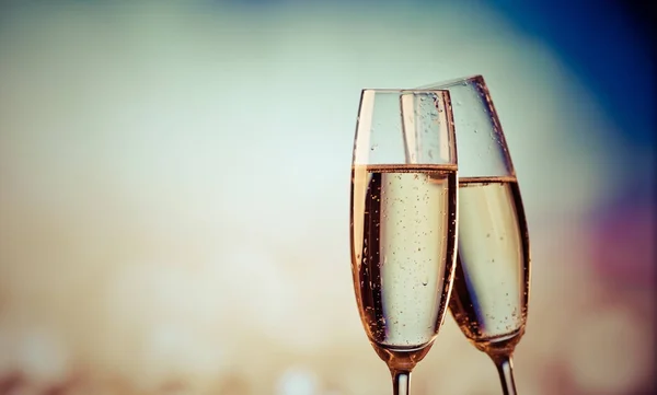 Два бокала шампанского готовы принести в Новый год — стоковое фото